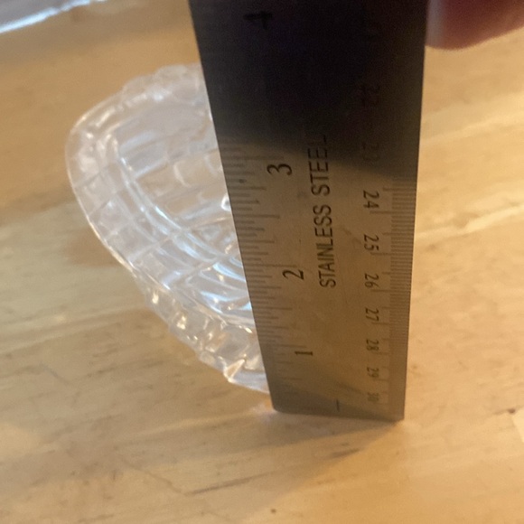 Vintage triangular shaped trinket dish with etched raise flowers on lid. - Picture 9 of 9